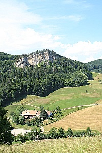 Das Zuhause von Schmutz Quarterhorses der Hof Kilchzimmer ob Langenbruck mit dern Ankenballen im Hintergrund.